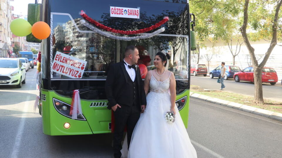 Belediye otobüsünü gelin arabası yaptı
