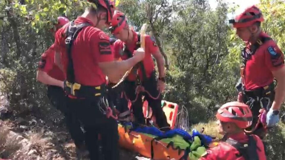 Rus yamaç paraşütçüsü kayalıklarda can verdi