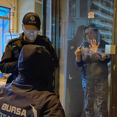 Kadın müşteriyi çay ocağına kilitledi!