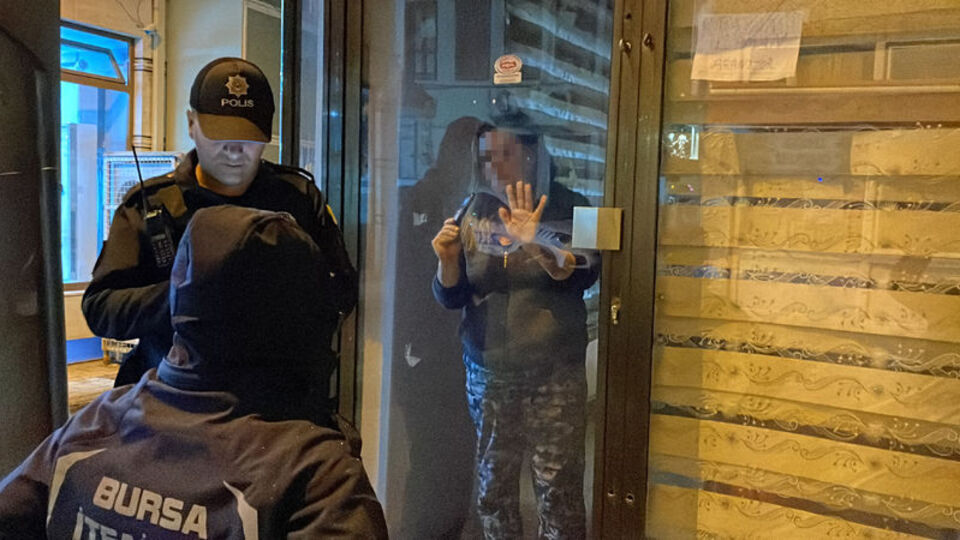 Kadın müşteriyi çay ocağına kilitledi!