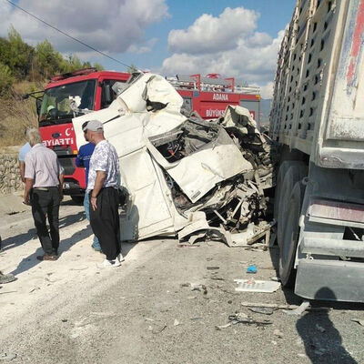 2 TIR bir aracı biçti! 3 ölü, 3 yaralı