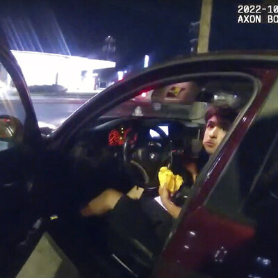 ABD'de polis arabasında hamburger yiyen genci vurdu