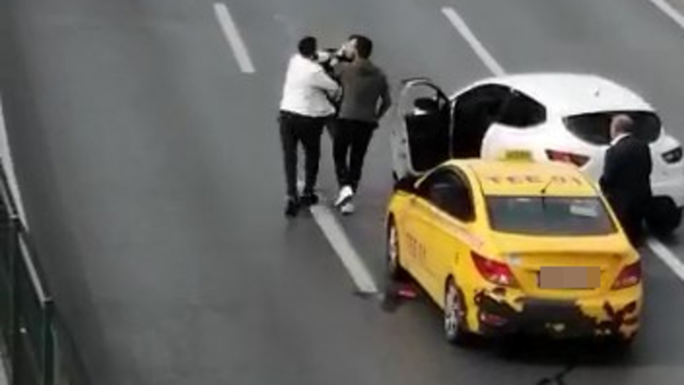 İstanbul'da trafikte bir kavga daha! Taksi şoförüne kafa attı 