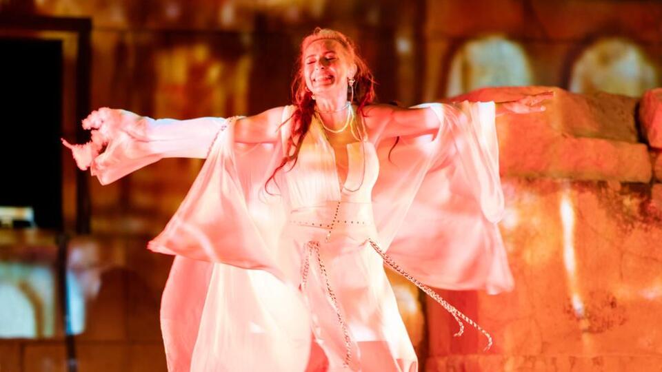 "Tüm dünya kadınları, asla yalnız değilsiniz... Gücünüzü unutmayın."