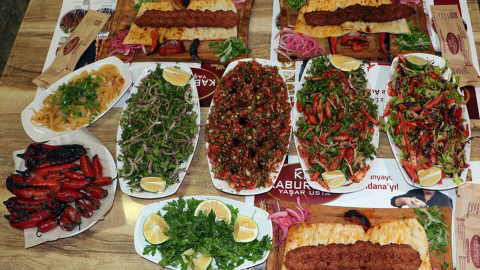 Adana'da 250 ton kebap mezesi çöpe gidiyor