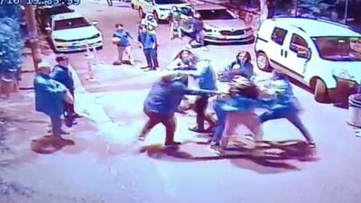 Güvenlik görevlisi "Sessiz olun" dedi! Feci darp kamerada!