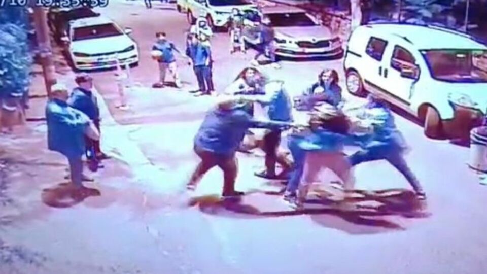 Güvenlik görevlisi "Sessiz olun" dedi! Feci darp kamerada!