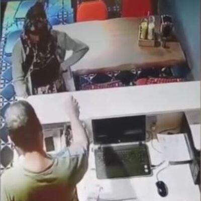 Herkesin başına gelebilir! O anlar kamerada! 'Tırnakçılık' yöntemi!
