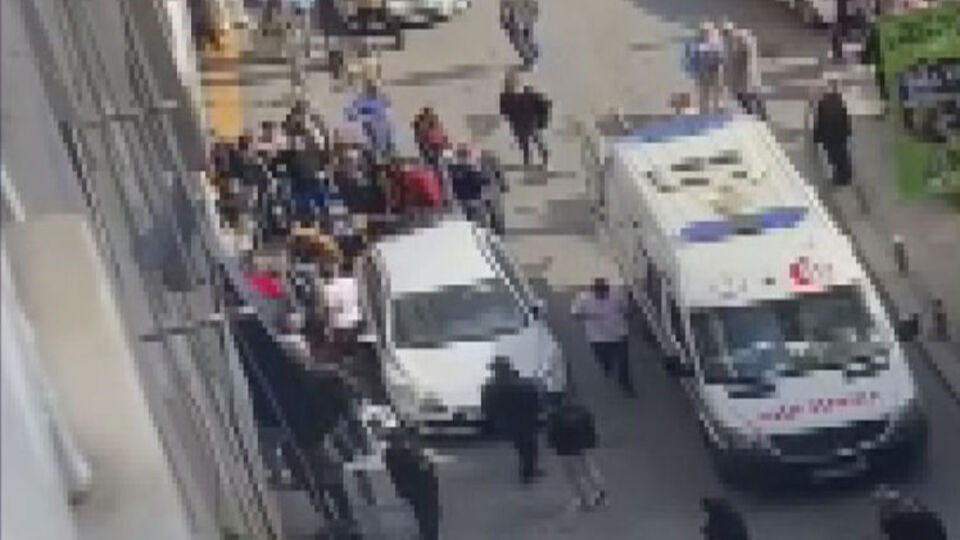 Annesinin elinden kaydı! 5 yaşındaki çocuk balkondan düştü!