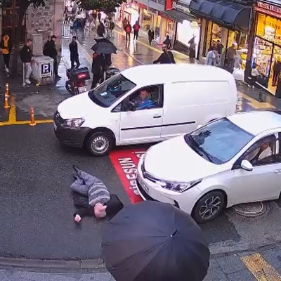 Herkesi güldürdü! Araç çarpmış gibi kendisini yola bıraktı