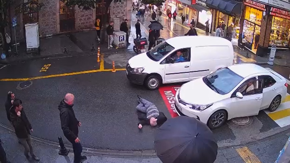 Herkesi güldürdü! Araç çarpmış gibi kendisini yola bıraktı