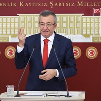 "Dezenformasyon yasasını AYM'ye taşımayı düşünüyoruz"