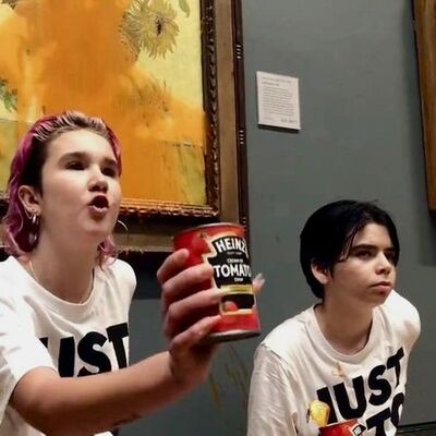 Ünlü tabloya çorba fırlattı!