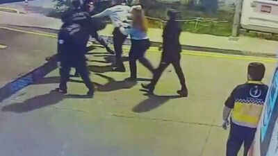 Güvenlikçilerin bıçaklandığı an kamerada