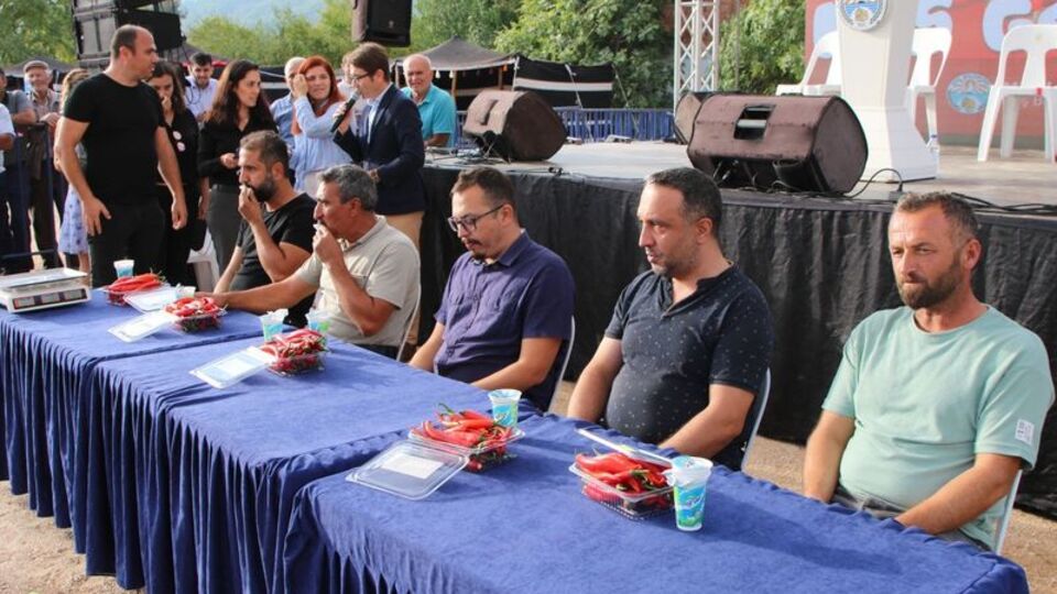 2 dakikada 188 gram acı biber yedi, 1'inci oldu