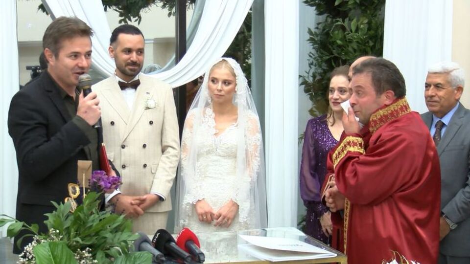 Nikah memuru baba, kızının nikahını kıydı: Gözyaşlarını tutamadı