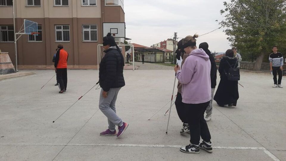 Liseli öğrencilerden empati