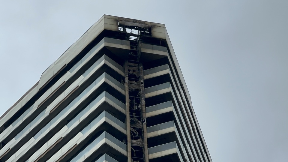 Rezidans yangınında hasar gün ağarınca ortaya çıktı