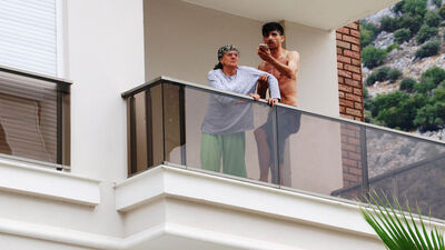 Annesini metal çubukla dövdü! Balkondan atmak istedi! Rehine Anne!