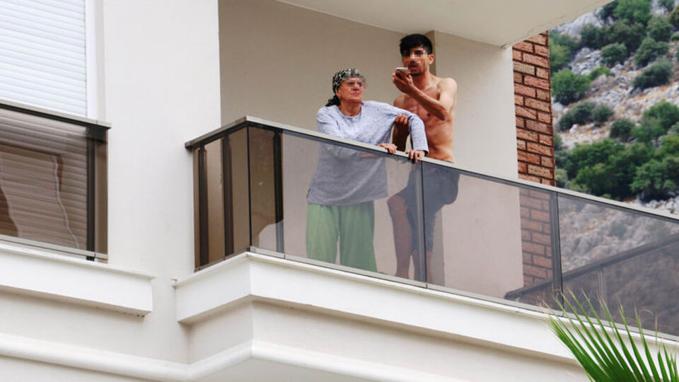 Annesini metal çubukla dövdü! Balkondan atmak istedi! Rehine Anne!