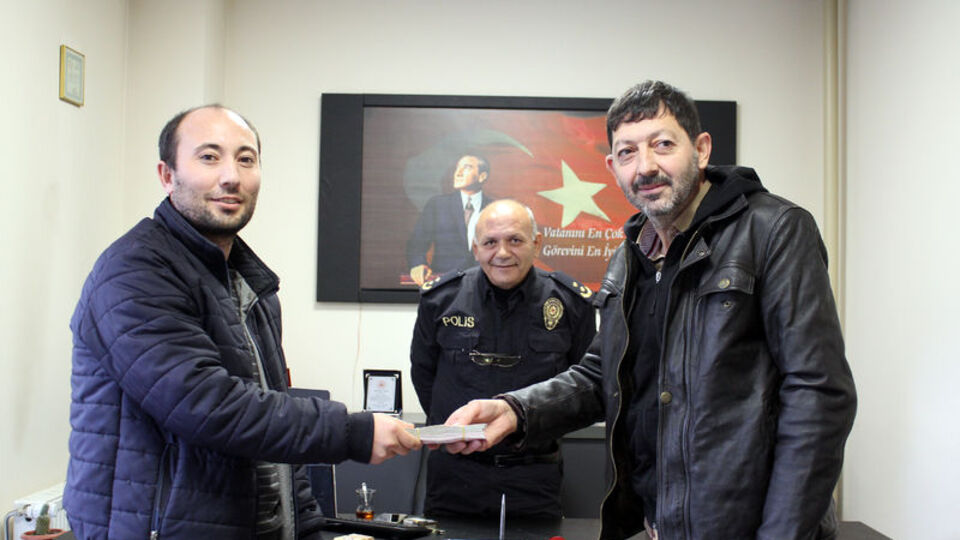 Yolda bulduğu 28 bin lirayı sahibine teslim etti