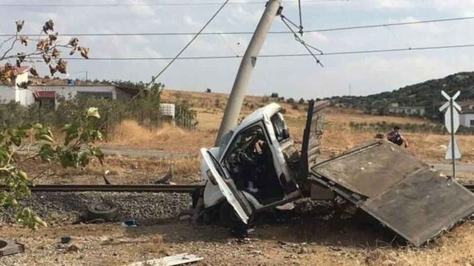 Trenin çarptığı kamyonetin sürücüsü öldü