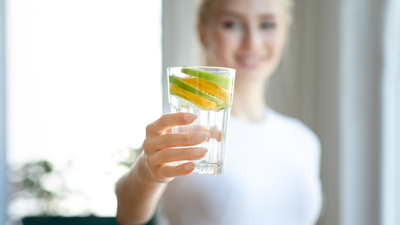 Hamileler limonlu su içebilir mi, zararlı mı faydalı mı?