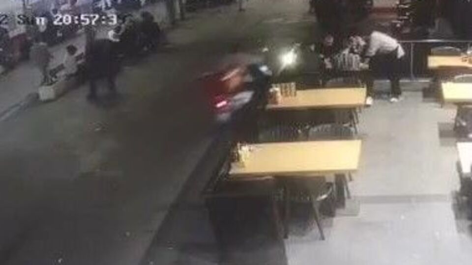 O anlar kamerada! Motosikletle ortalığı birbirine kattı!