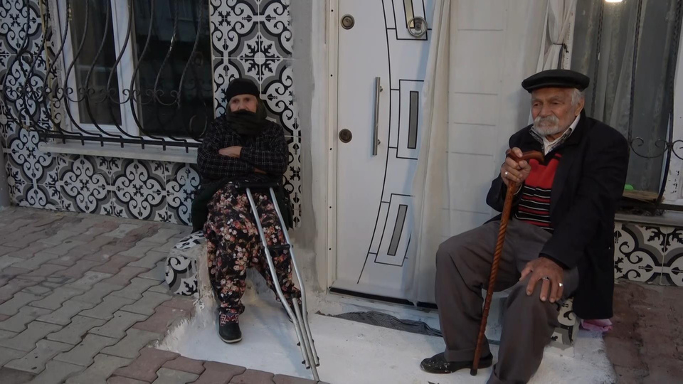 Kilidi değiştirip yaşlı çifti evinden attı!