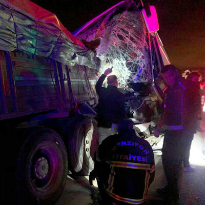 Yolcu otobüsü ile TIR çarpıştı: Ölü ve yaralılar var