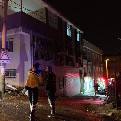 Evini yaktı! Alevlerin arasında yangını izledi!