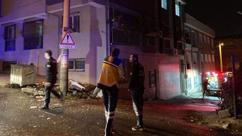 Evini yaktı! Alevlerin arasında yangını izledi!