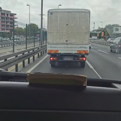 Bebek hasta taşıyan ambulansa ısrarla yol vermedi!