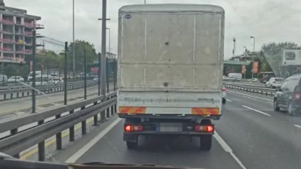 Bebek hasta taşıyan ambulansa ısrarla yol vermedi!