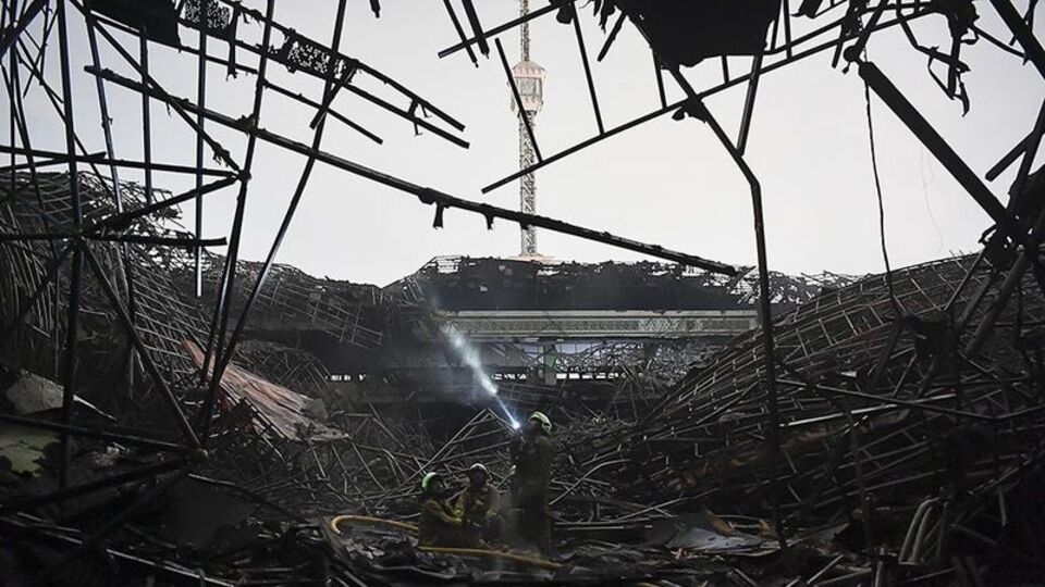 Endonezya'da cami kubbesi önce yandı sonra çöktü
