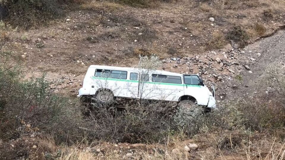 Öğrenci servisi dere yatağına devrildi