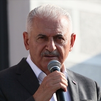 Binali Yıldırım trafik kazası geçirdi