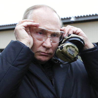 Putin askerleri denetledi, atış yaptı