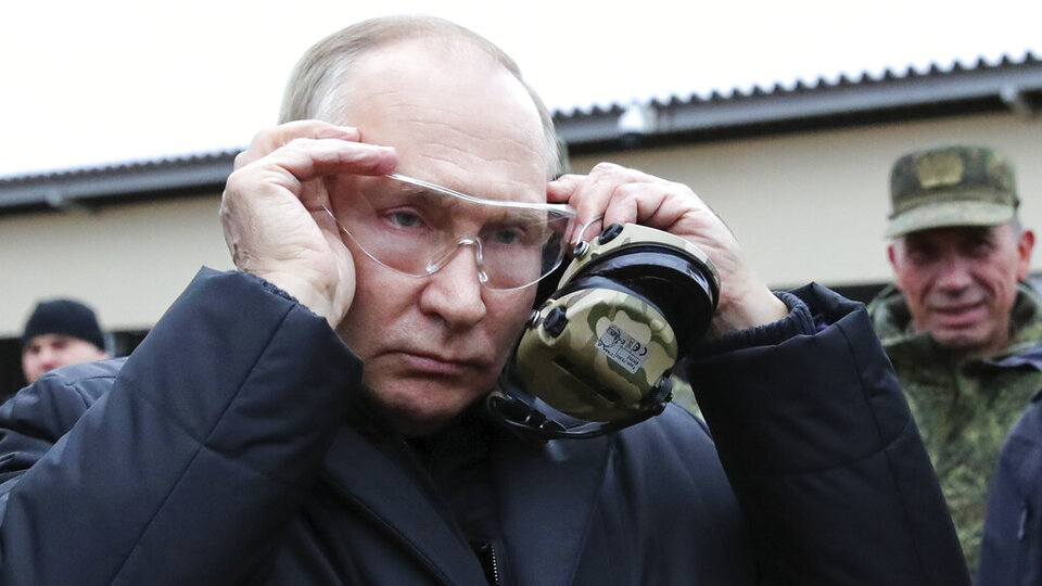 Putin askerleri denetledi, atış yaptı