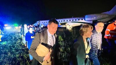 Fransız bakan uçakta büyük tehlike atlattı