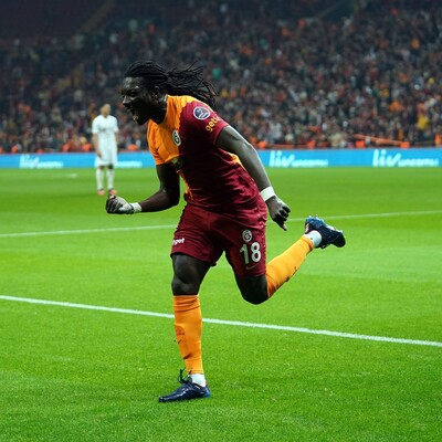 Gomis, Sneijder'i yakaladı!