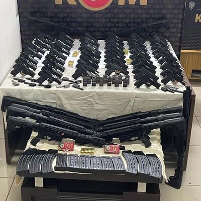 12 suikast silahı! 10 otomatik tüfek! 53 silah! Cephanelik gibi!