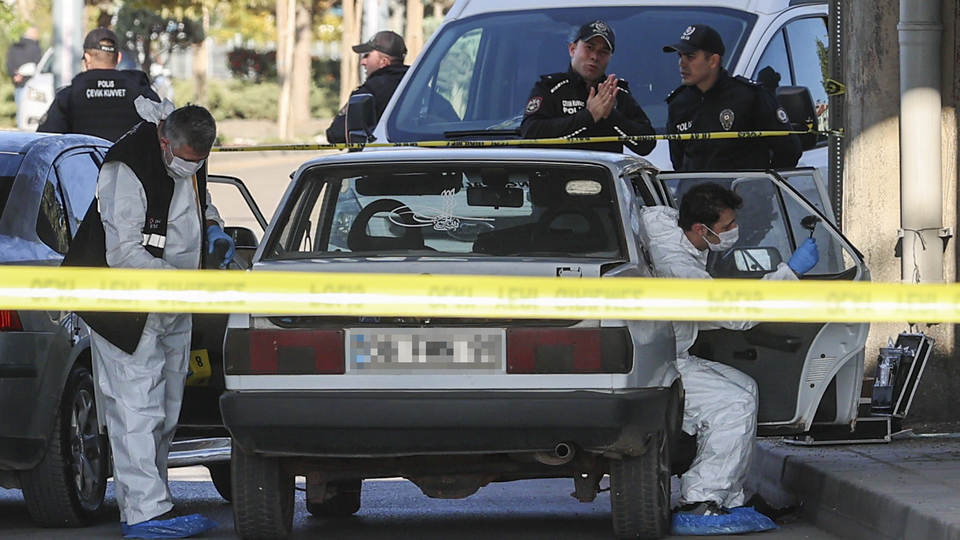 Polis memuru, karısını ve kayınpederini öldürdü!