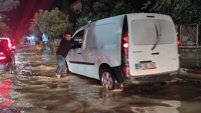Evleri su bastı, heyelan meydana geldi