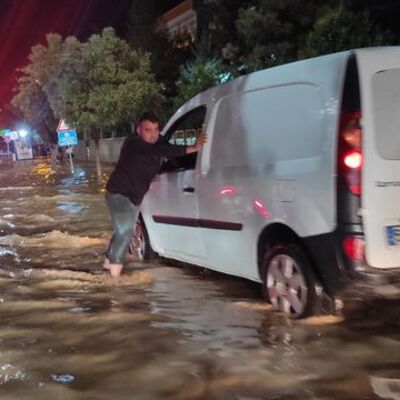 Evleri su bastı, heyelan meydana geldi