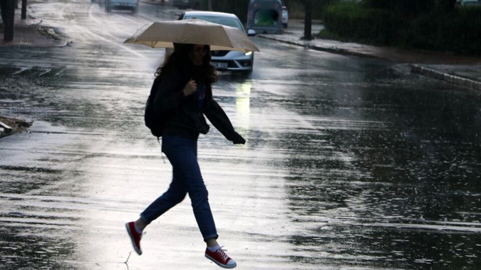 Meteoroloji'den sıcaklık uyarısı! Yüksek kesimlerde kar! 2 bölgede sağanak!
