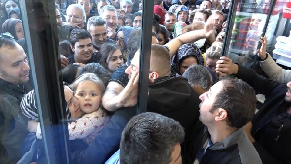 İzdiham! Camlar kırıldı, polis müdahale etti