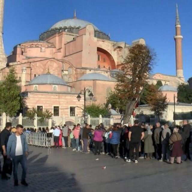 Ayasofya Camii'nde hafta sonu yoğunluğu