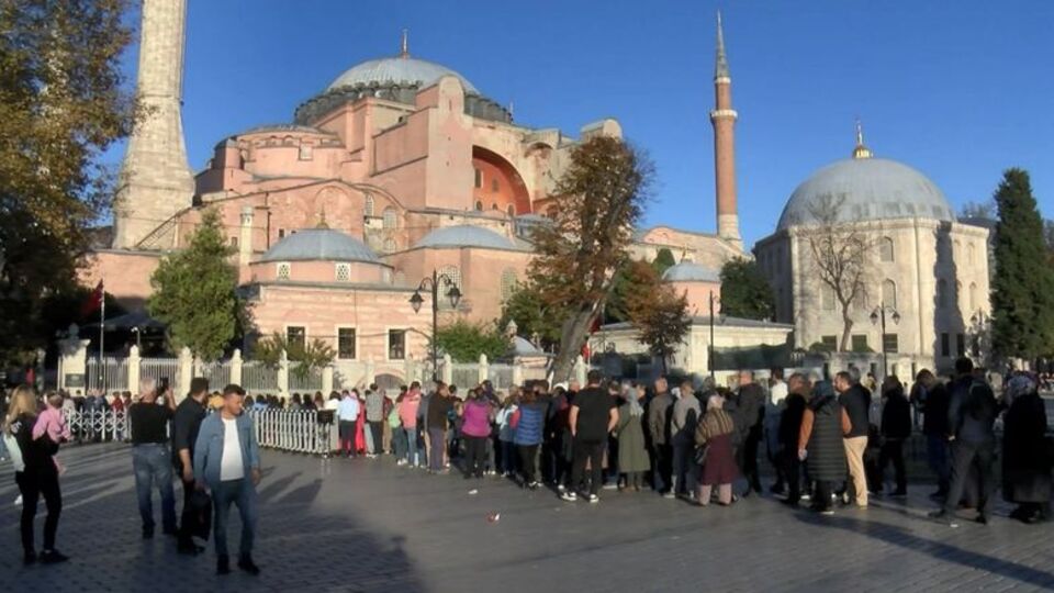 Ayasofya Camii'nde hafta sonu yoğunluğu