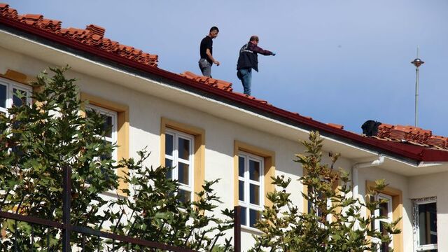 Okulun çatısından düşen usta öldü